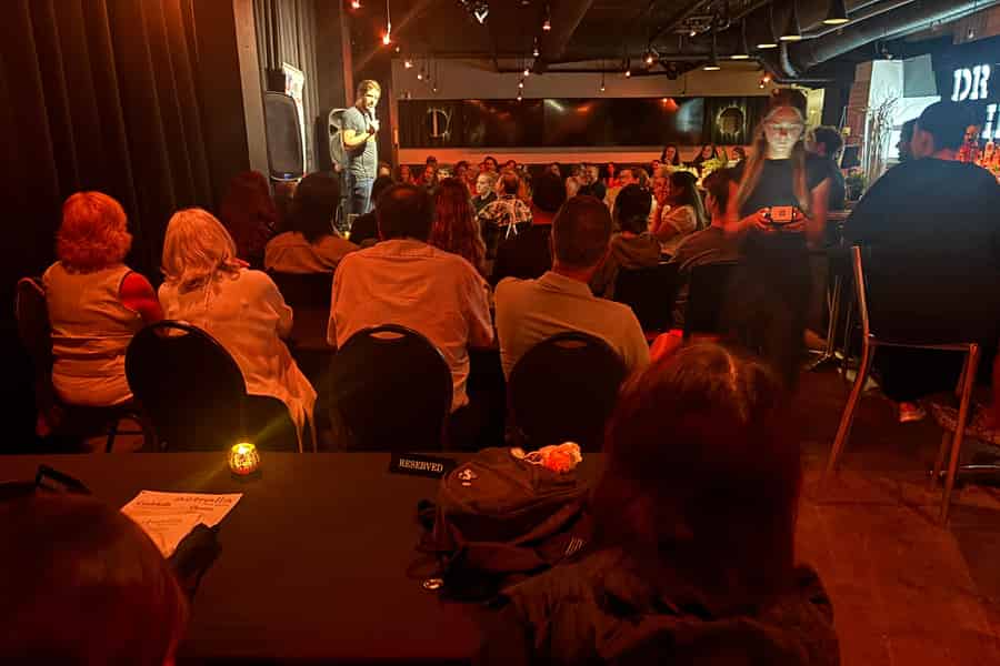 Ticket für die englische Stand-up-Comedy-Show im Hotel Zero One. Foto: GetYourGuide