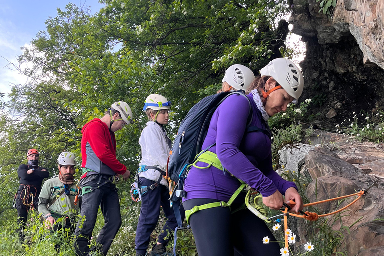 Bakú: excursión de escalada al castillo de hadas de Zagatala con acampadaBakú: Excursión al castillo encantado de Zagatala con acampada