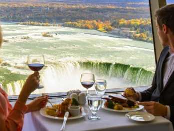 Niagarafälle: Abendliche Lichtertour mit Skylon Tower Dinner