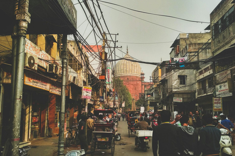 Delhi : Visite privée des temples de Delhi avec promenade en pousse-pousseDelhi : Visite privée des temples et sites spirituels de Delhi