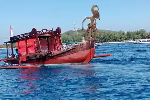 Do snorkeling trip at tree Gilis with Glass bottom boat
