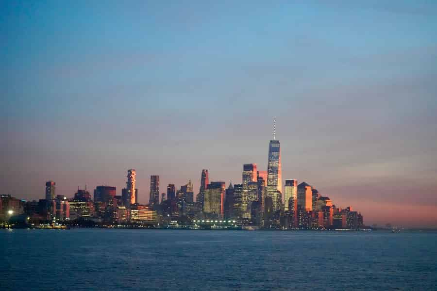 NYC: Hafenrundfahrt bei Sonnenuntergang mit Blick auf die Skyline. Foto: GetYourGuide NYC: Hafenrundfahrt bei Sonnenuntergang mit Blick auf die Skyline. Foto: GetYourGuide