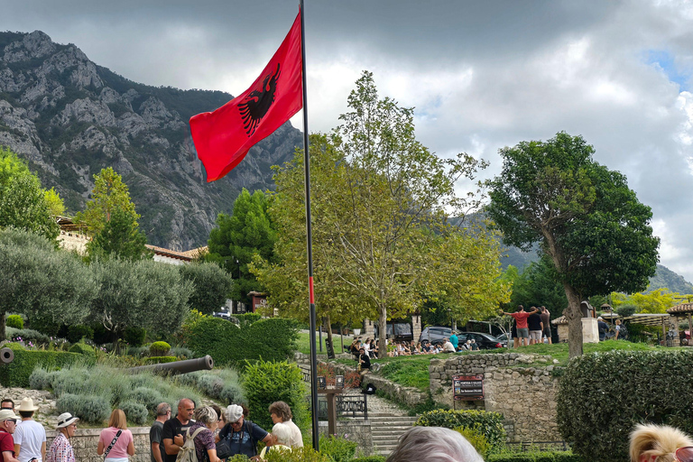 Au départ de Durres : visite de Kruje, de la montagne sacrée et du vieux bazar