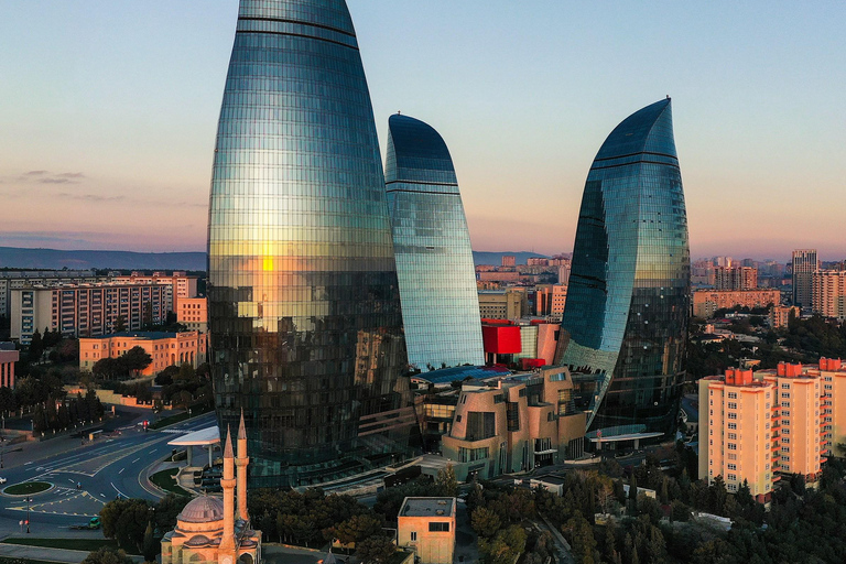 Baku: Night Panoramic Group Tour with Flame Towers