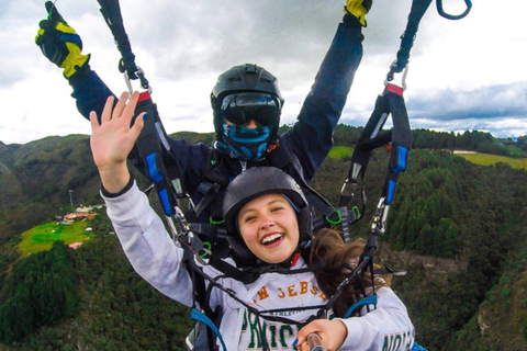 BOGOTA: Gleitschirmfliegen in Guatavita und Köstlichkeiten auf der Alpina-Hütte