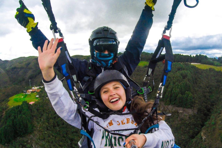 BOGOTA: Gleitschirmfliegen in Guatavita und Köstlichkeiten auf der Alpina-Hütte