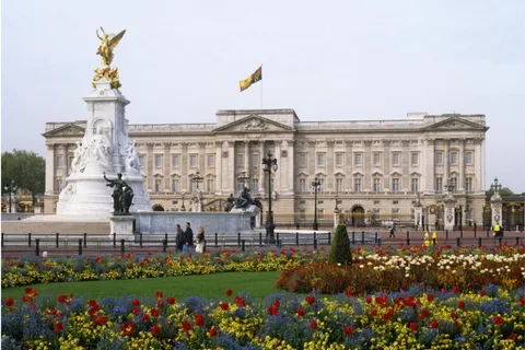 Buckingham Palace and Tea at Royal Horseguards Hotel