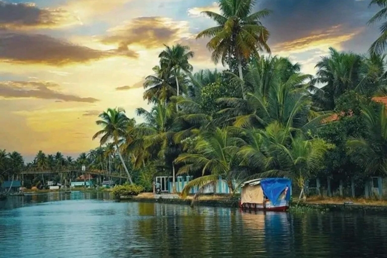 Backwater-Kreuzfahrt, Tuchweberei, Kokosspinnerei, Mittagessen in KeralaBackwater Cruise, Cloth Weaving, Coir Spinning group up to 8.