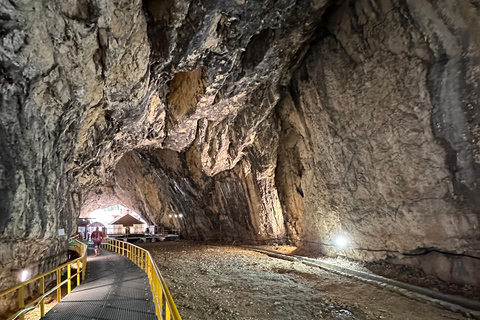 Private Tour from Bucharest: Peles Castle & Ialomita Cave