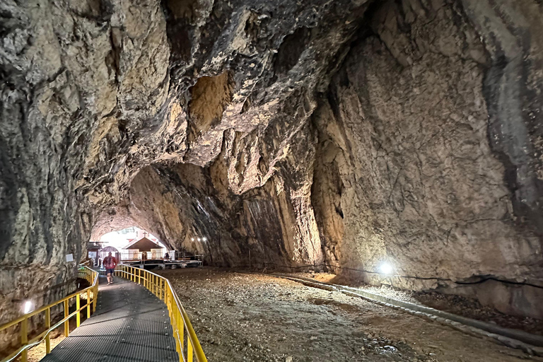 Private Tour from Bucharest: Peles Castle & Ialomita Cave