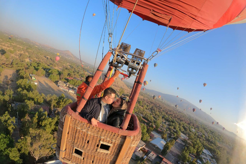 Teotihuacan: Private Romantic Balloon Flight for Couples