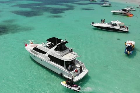 Cancun: 4-hour 55ft Luxury Yacht Rental with Food and Drinks