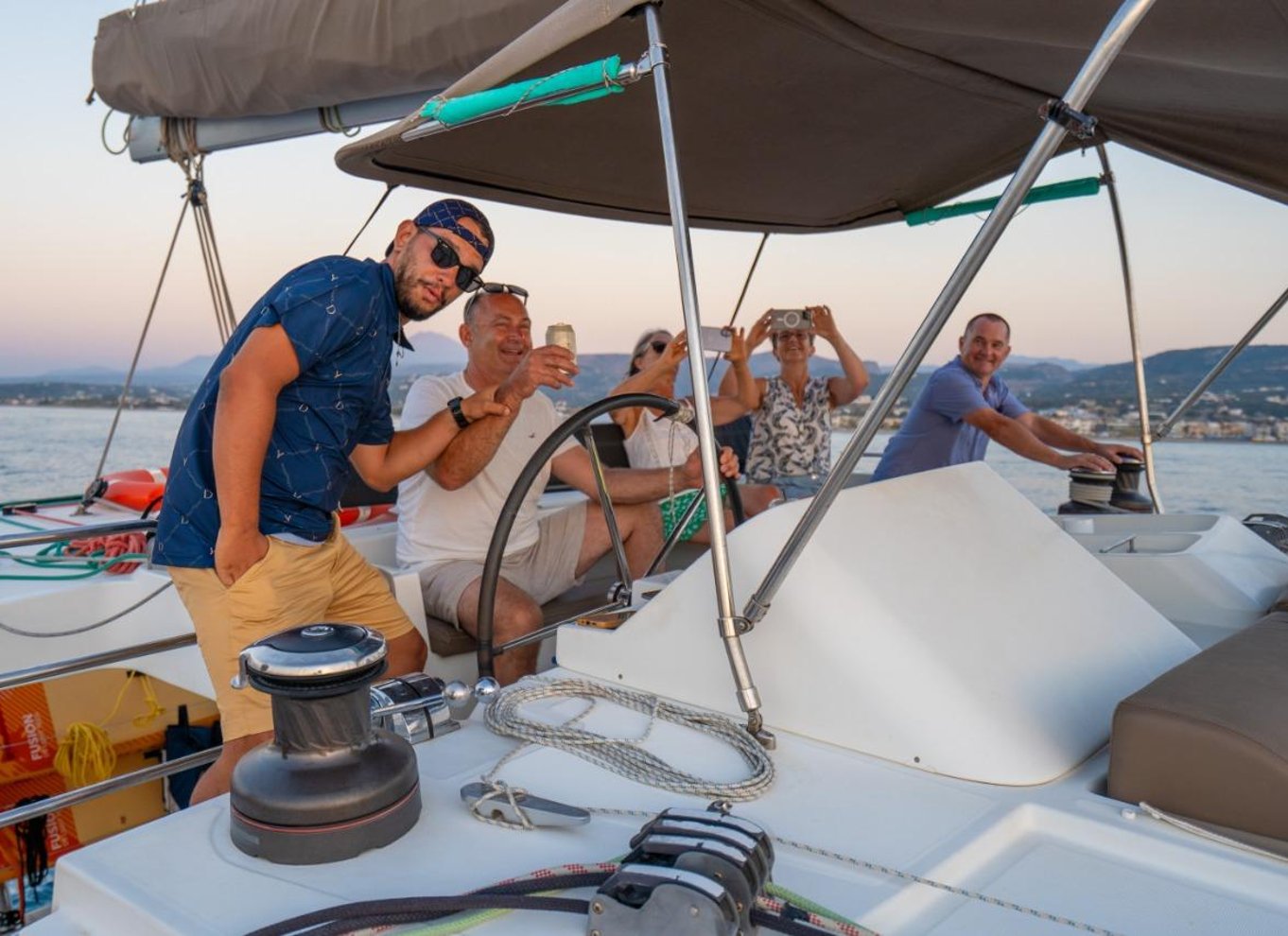 Rethymno: Katamaransejltur ved solnedgang – sushi og fri bar