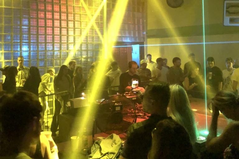 Vilnius : Excursions à pied personnalisées de jour et de nuit autour de VilniusAventure nocturne à pied à travers les meilleurs bars/clubs