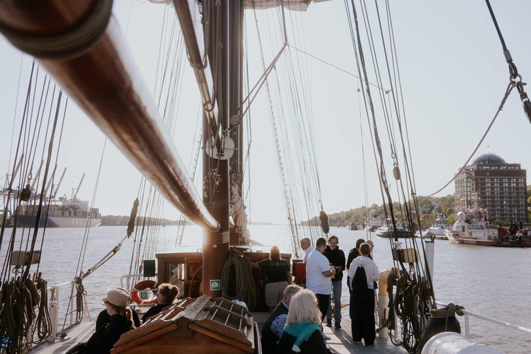 Brunch while sailing on the Elbe in Hamburg with the windjammer Mare Frisium