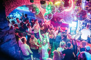 Wien: Geführte Kneipentour mit Club-Eintritt