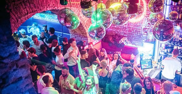 Wien: Geführte Kneipentour mit Club-Eintritt