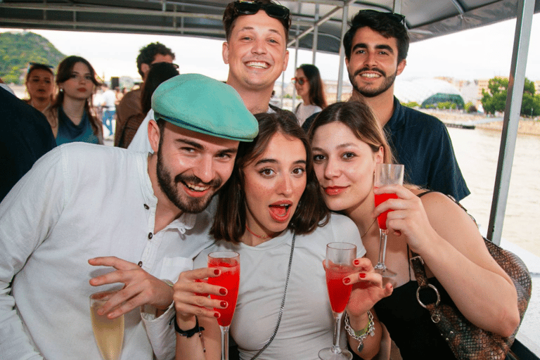 Budapest: Crociera turistica al tramonto con cocktail illimitati