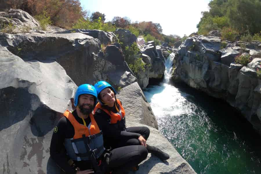 Alcantara-Schlucht: Klippenspringen & Body-Rafting-Abenteuer. Foto: GetYourGuide