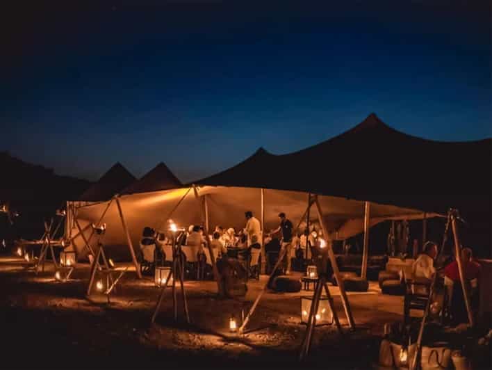 Marrakech: kamelenrit in de Agafay-woestijn met diner en show - bivouac