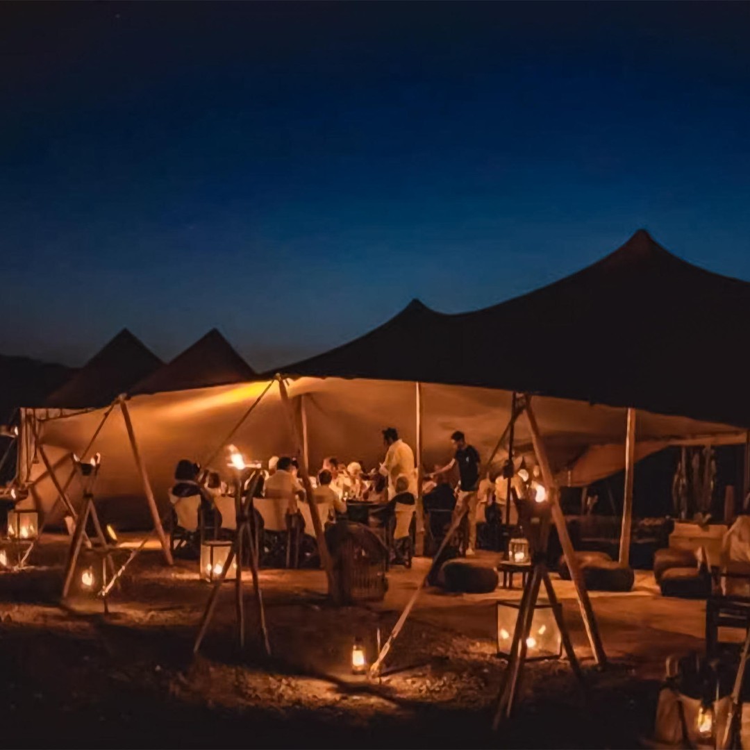 Marrakech: kamelenrit in de Agafay-woestijn met diner en show - bivouac