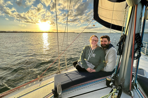 Costa Dorada Charter privado en velero al atardecer con cena y bebidas