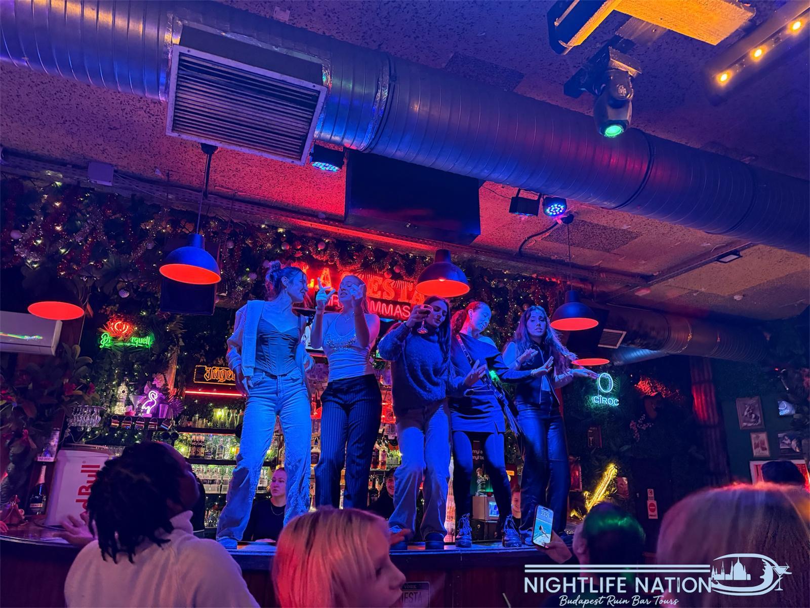 Budapest: Nacht-Kneipentour durch die Ruinenbars mit 5 Shots & VIP-Eintritt