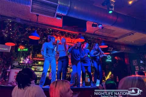 Budapest : Tournée nocturne des bars en ruine avec 5 shots et entrée VIP