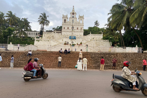 Goa: Einblicke in prächtige Kirchen, Fort und Kreuzfahrt bei Sonnenuntergang