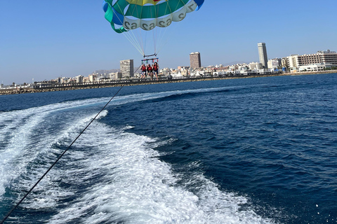 Parachute ascensionnel et tour en bateau. A partir de 50 €.Parachute ascensionnel à partir de 50 €.