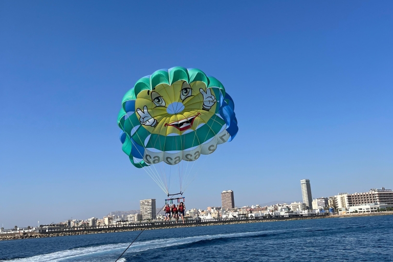 Parachute ascensionnel et tour en bateau. A partir de 50 €.Parachute ascensionnel à partir de 50 €.