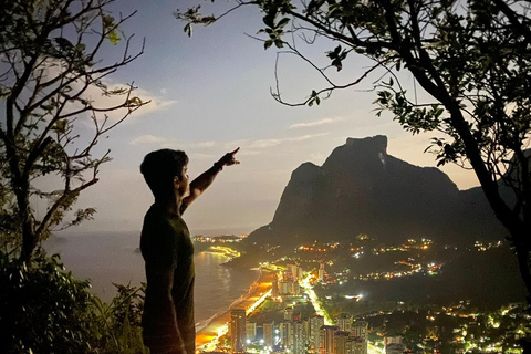 Rio de Janeiro: Två bröder vandrar i soluppgången i Vidigal