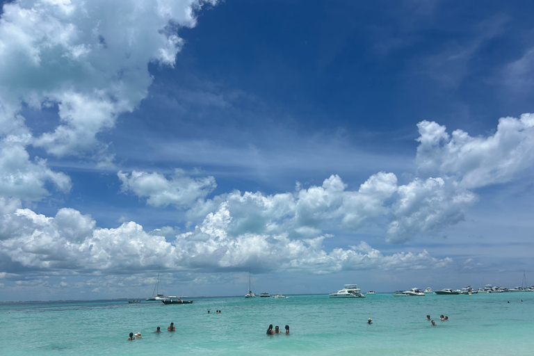 Isla Mujeres: Catamarán con barra libre y snorkel en El MecoSólo entrada Sin transporte