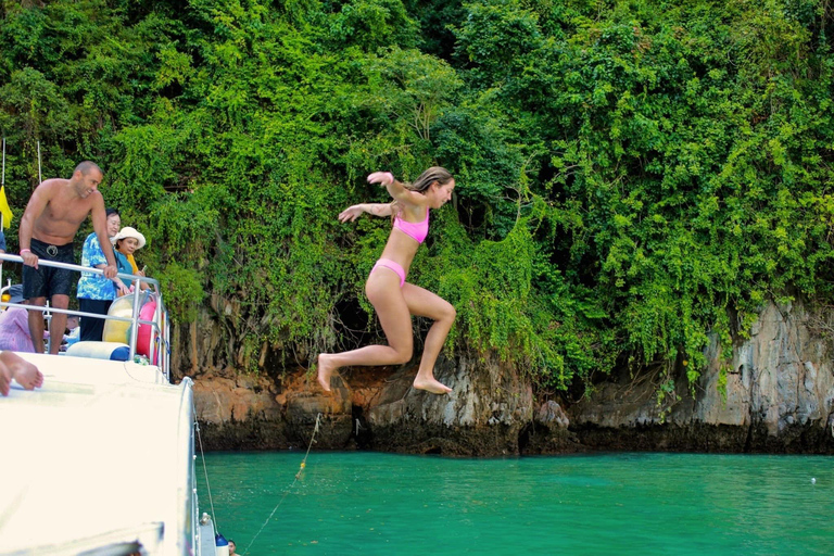 Phuket: Crociera di lusso in catamarano a Maya Bay e all&#039;isola di KhaiServizio di prelievo in hotel a Phuket