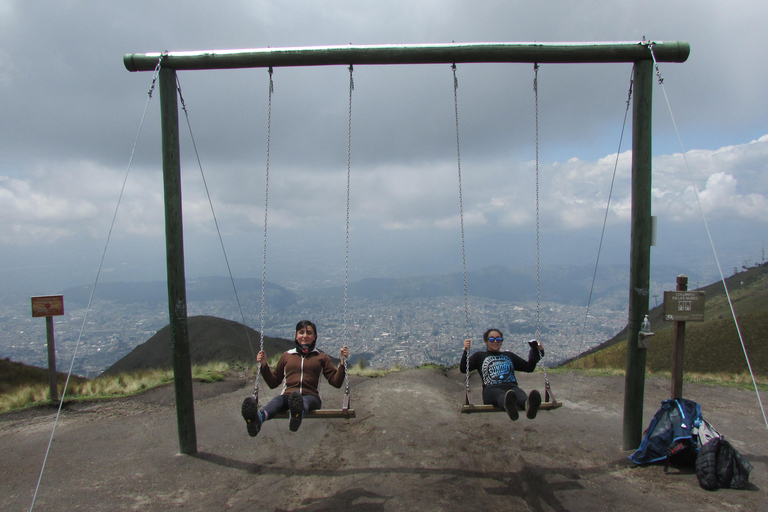 Quito: Ruco Pichincha Volcano Hike with Cable Car Ride