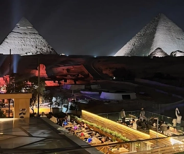 Cairo: Dinner at The Great Pyramid Inn with Hotel Transfers