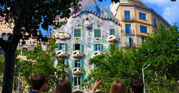 Barcelona: Gaudi&#39;s Houses & Modernism Walking Tour