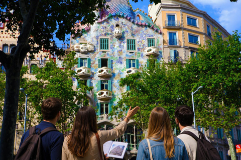 Barcelona: Gaudí's Houses Walking Tour with Guide