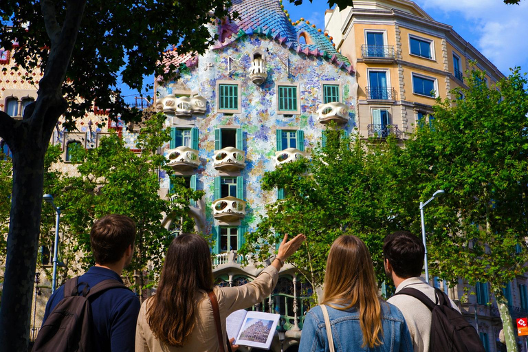 Barcelona: Gaudí's Houses Walking Tour with Guide