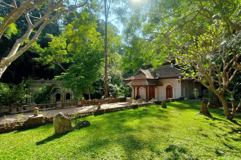 Puesta de sol del crucero por el río Wat Pha Lat , Doi Suthep y Mae Ping