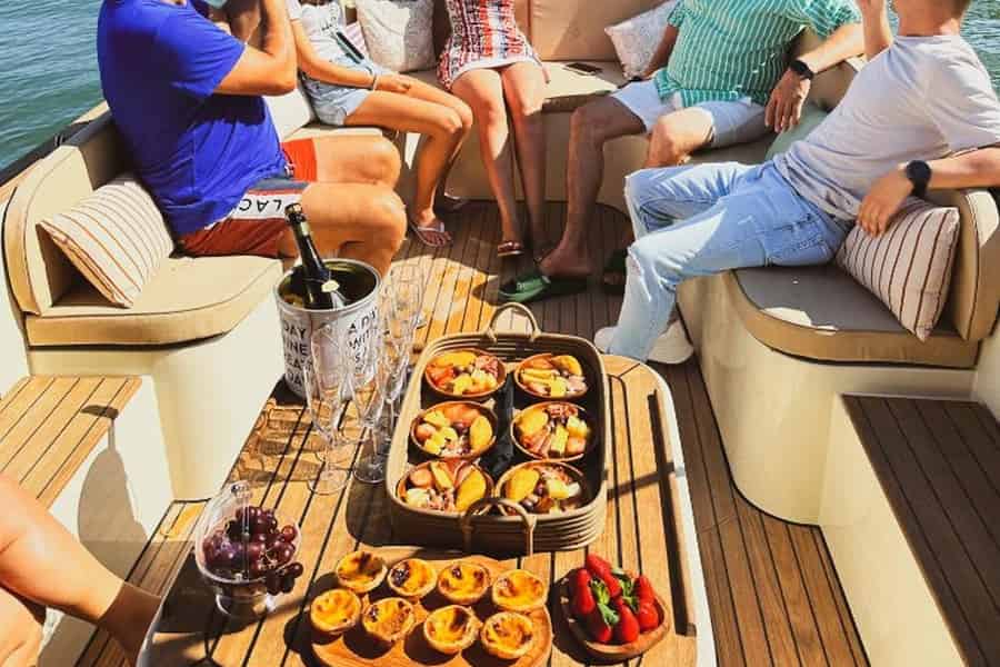 Gemütliche Bootsfahrt im Abendrot in Lissabon mit offener Bar und Pizza. Foto: GetYourGuide Gemütliche Bootsfahrt im Abendrot in Lissabon mit offener Bar und Pizza. Foto: GetYourGuide