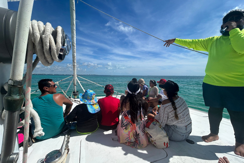 Cancun: Isla Mujeres Katamaran mit Buffet, Getränken und SchnorchelnTour von Cancun aus