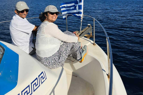 Santorini: Passeio de barco no vulcão, fontes termais e Thirassia