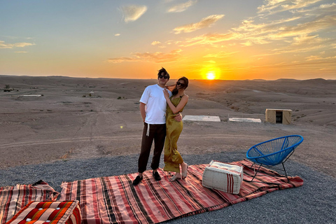 Diner in de Agafay-woestijn in Berber Camp met zonsondergang en sterren