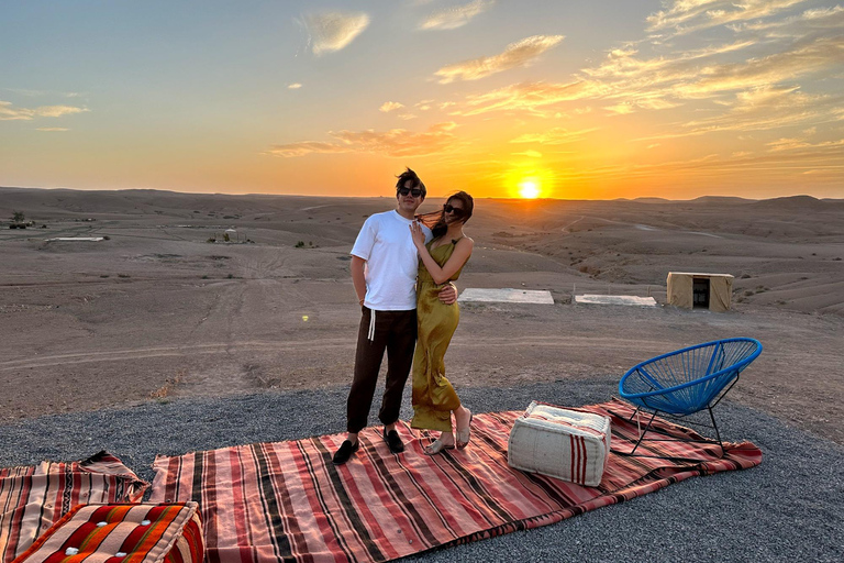 Diner in de Agafay-woestijn in Berber Camp met zonsondergang en sterren