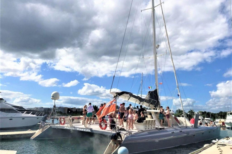 Isla Mujeres: Passeio de catamarã, mergulho com snorkel, bufê e open barExcursão saindo de Playa del Carmen