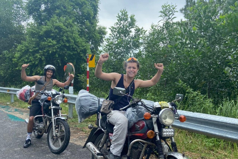 Vanuit Hoi An of Da Nang: Hue City Motorbike TransferVan Hoi An/Da Nang naar Hue (Enkele reis)