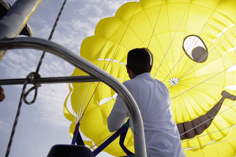 Tenerife: Fly through the sky on a parasail in Los Cristianos Tenerife: Fly through the sky with parasailing in Los Cristianos