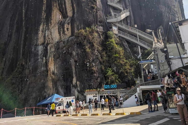 Tour a Guatapé: scalare la Roccia, ammirare il bellissimo villaggio e un buffet