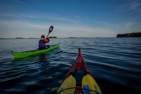 Helsinki : Excursion en kayak au soleil de minuit avec feu de camp